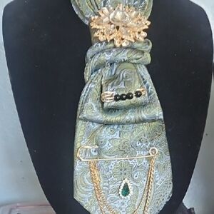 Elegant Green Paisley Brooch Tie